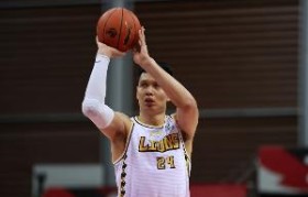 米乐登录-替补上场得吃得喝!许钟豪8分钟3中3拿下6分1篮板