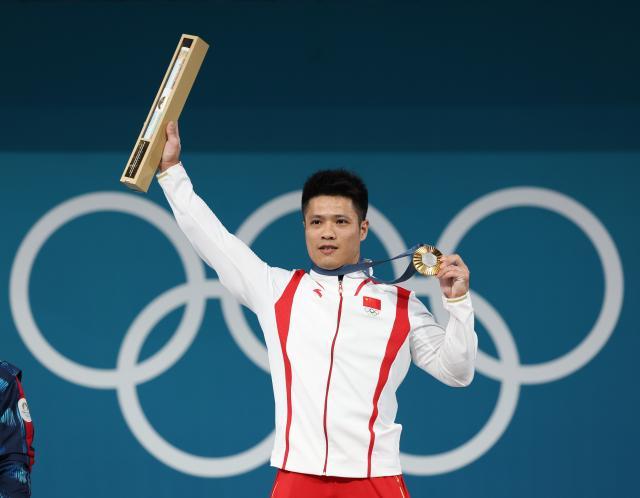巴黎奥运会丨举重——男子61公斤级：中国选手李发彬夺冠XxjpseC007534_20240808_MVPFN0A001.jpg